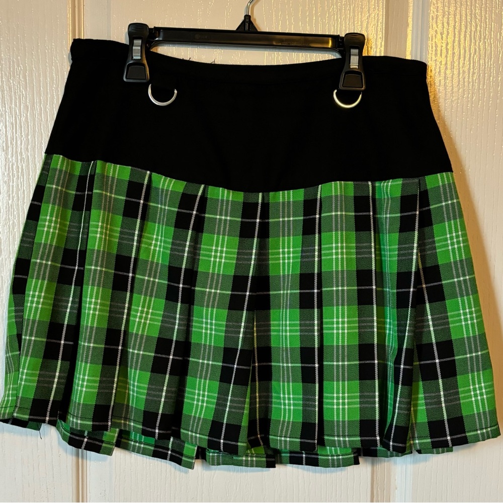 Hot topic skirt size Medium black and lime green.
